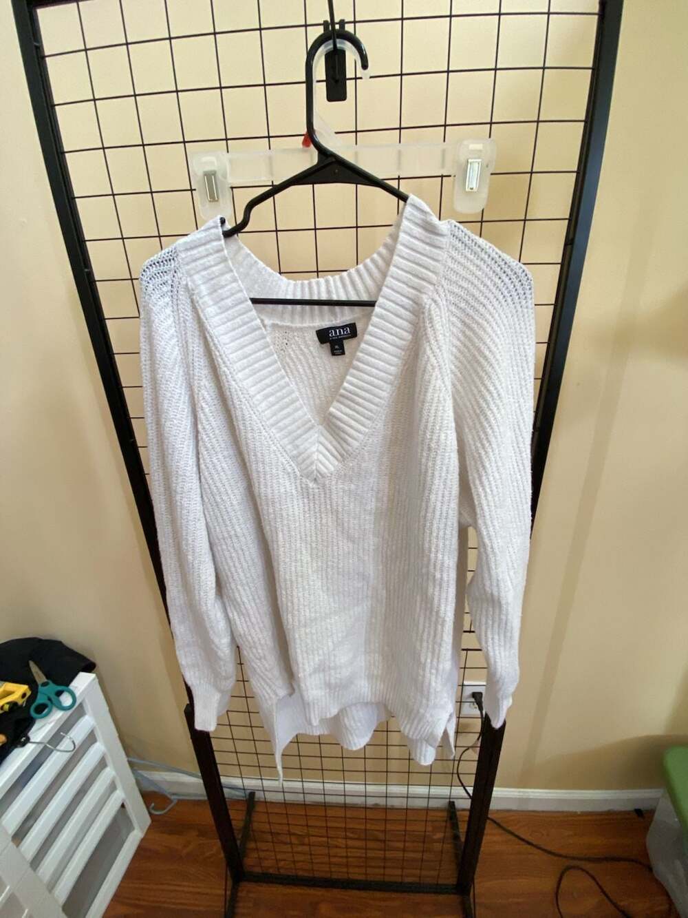 a.n.a V-Neck Pullover Sweater Size XL White Chunky Knit Long Sleeve